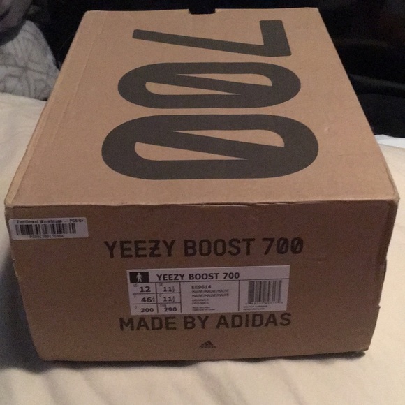 YEEZY BOOST 700 MANUVE
